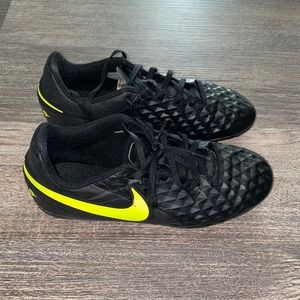 Size 5 Youth Kids Nike Tiempo Legend 8 Club FG – Black/Volt